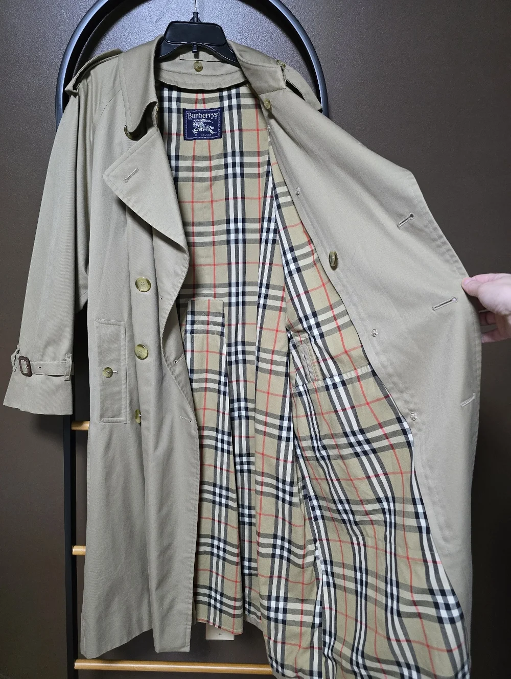 Burberry Classic Beige Double-Breasted Trench Coat with Check Lining - Picture 5 of 12